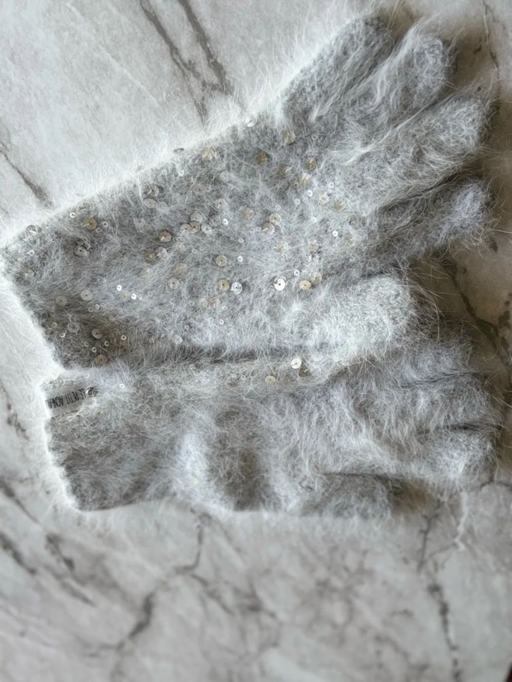 NWOT LE PETIT AGNEAU Sequin Cashmere/angora Knit Women's Gloves - Light Gray s/m